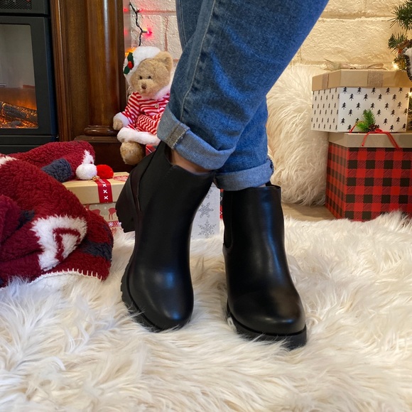 Women Faux Leather Chelsea Ankle boots - Picture 3 of 8